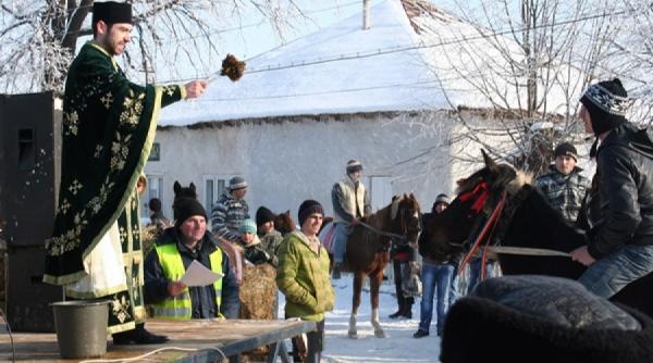 datini traditii si obiceiuri romanesti in luna ianuarie
