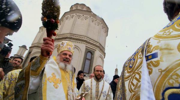 galerie foto patriarhul daniel sarbatoarea botezului domnului o reinnoire a botezului nostru