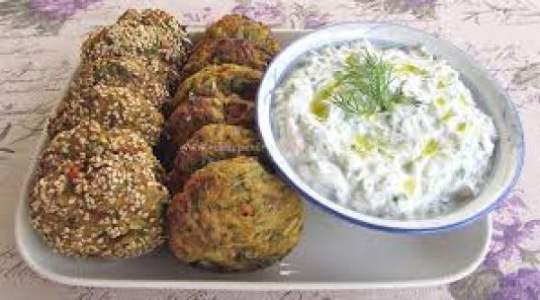 reteta zilei chiftelute cu susan si sos tzatziki cu avocado