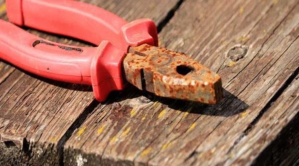 un roman din italia a murit dupa ce si a scos singur doi dinti ce spune ancheta politiei italiene