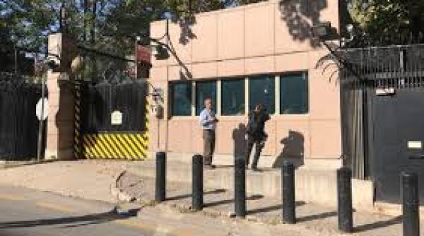 ambasada americana la atena atacata cu vopsea rosie de anarhisti