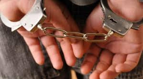 un elev din sua a fost arestat dupa ce a venit la scoala cu o arma de foc si droguri