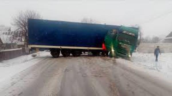 atentie soferi trafic ingreunat pe dn 1c din cauza unui tir care a derapat