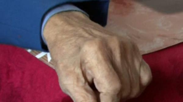 un batran din maramures a fost jefuit de o tanara care s a oferit sa l ajute la curatenie