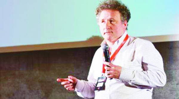 un roman creeaza strategia de imagine a sua in lume