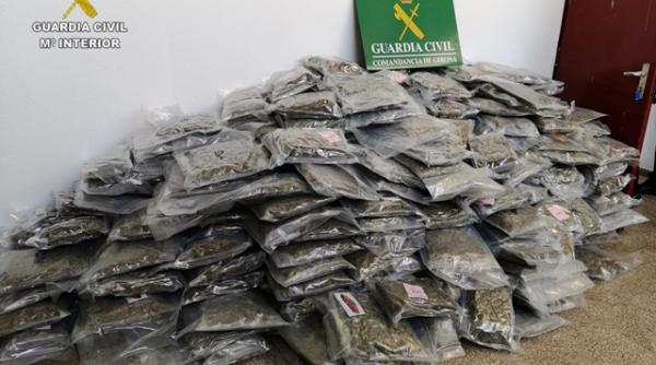 condrabandisti romani prinsi in spania cu 2 700 de kg de marijuana