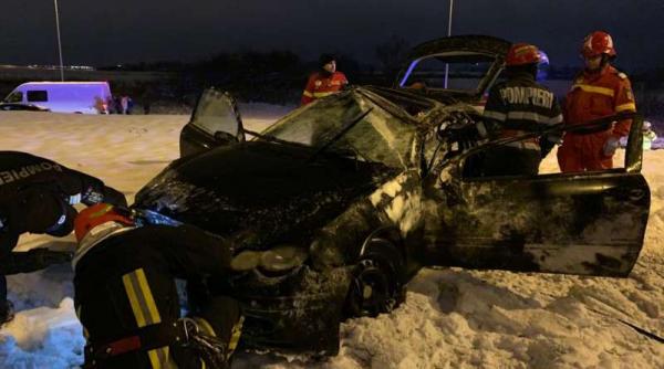 accident grav in brasov patru persoane au ajuns la spital dupa ce o masina s a rasturnat in sensul giratoriu