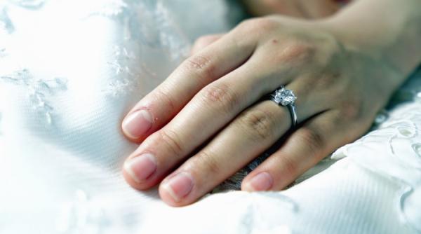 un barbat si a cerut din greseala iubita cu inelul cumparat pentru amanta sa