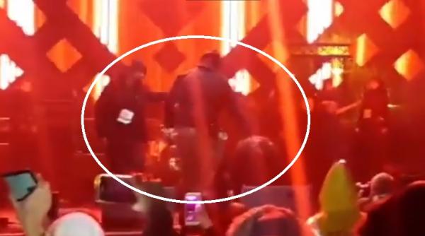 primar injunghiat pe scena de un recidivist a fost operat dar este inca in stare foarte grava