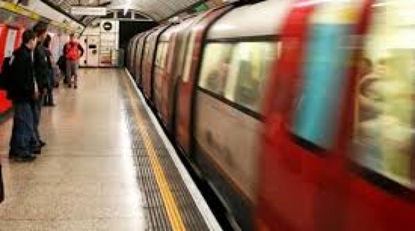 e oficial patrule de politie vor asigura ordinea si siguranta publica la metrou