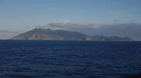 un vulcan de pe o insula din japonia a intra in eruptie