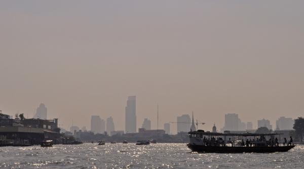 locuitorii din bangkok s au acoperit cu chiloti si sutiene din cauza poluarii