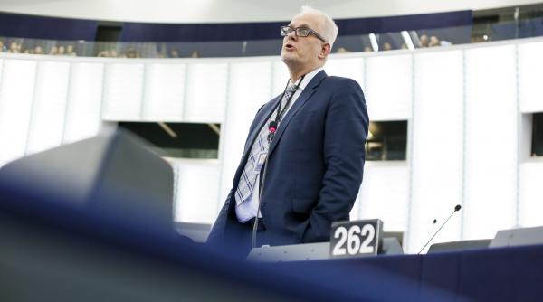 ue isi strange punga punand conditii