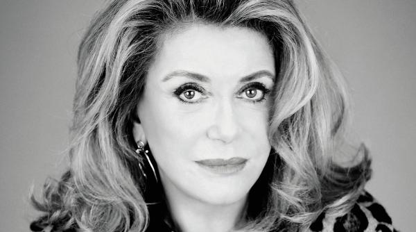 catherine deneuve isi vinde la licitatie rochiile create pentru ea de yves saint laurent