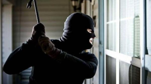 incident teribil in dambovita o femeie a fost talharita in propria casa de patru persoane cu cagule