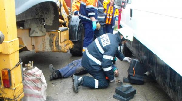 un barbat din dolj a murit dupa ce masina la care repara a cazut peste el