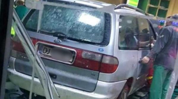 barbatul care a intrat cu masina in upu a spitalului de urgenta craiova retinut pentru 24 de ore