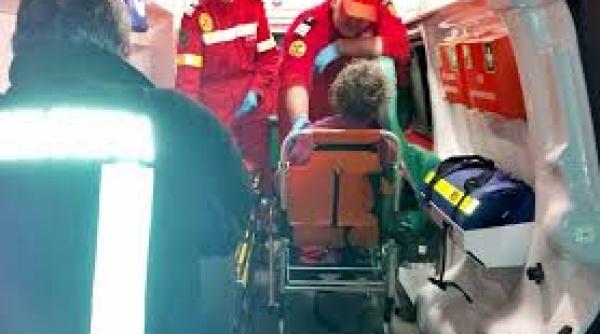 incredibil o batrana a cazut intr un canal fara capac aflat pe trotuar in reghin