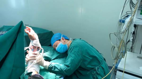 un chirurg chinez erou pe retelele de socializare desi a adormit pe masa de operatie