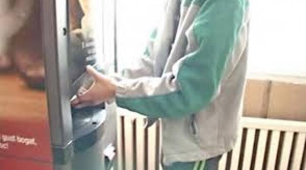 un tanar fugit dintr un centru de plasament din ramnicu valcea prins de politisti in timp ce incerca sa sparga un automat de cafea