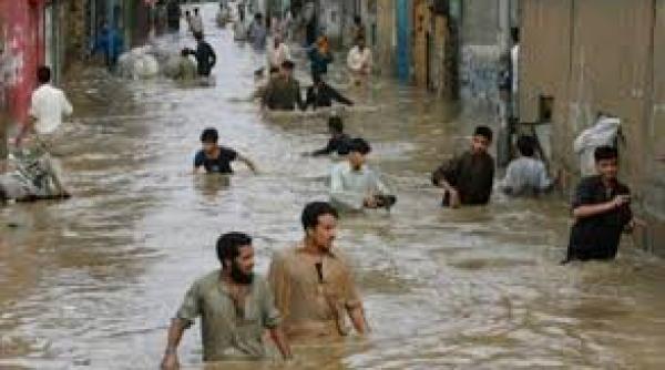 ploile torentiale si ninsorile au paralizat nordul pakistanului ssute de persoane ramase blocate in munti