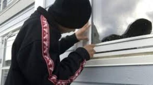 un barbat banuit de furt din apartamente prin escaladarea balcoanelor identificat de politistii din craiova