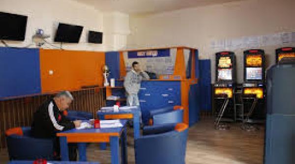 jaf ca in filme in dolj doi tineri au sustras banii de la o agentie de pariuri si au inscenat o talharie