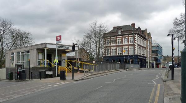 un baiat de 15 ani a fost impuscat in piept in londra