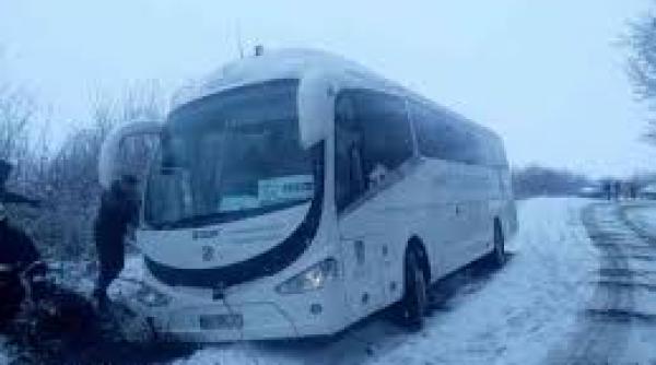 un autocar si o ambulanta au derapat din cauza poleiului in galati cateva persoane au fost ranite