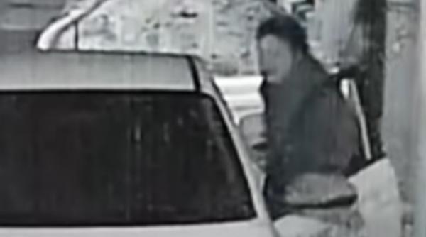 video o femeie l a batut pe taximetrist din cauza tarifului iar mai apoi i a furat masina