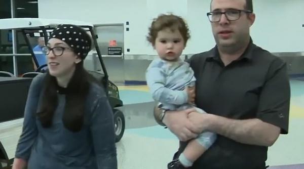 o familie de americani a fost data afara din avion din cauza mirosului corporal