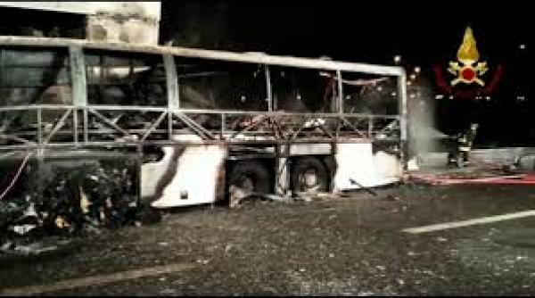 un autocar cu 12 persoane a luat foc pe dj 546 intre brebeni si slatina