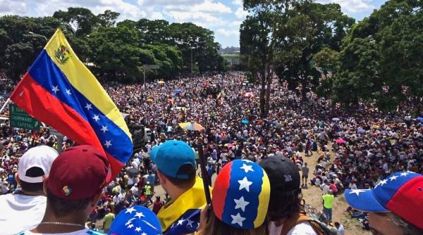 venezuela juan guaido cere armatei sa treaca de partea sa si sa permita intrarea ajutorului in tara