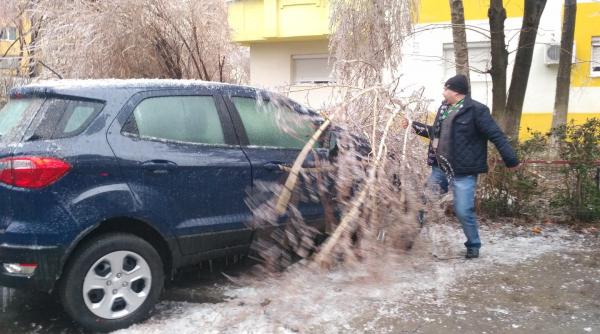 peste 20 de localitati fara curent electric drumuri inchise autoturisme derapate copaci cazuti pe carosabil