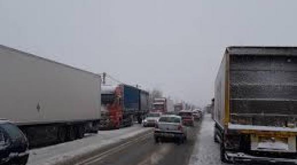 atentie soferi politia recomanda viteza redusa pe o distanta de 6 kilometri pe dn 7 valea oltului unde se monteaza parapeti