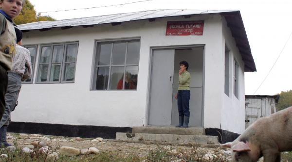 scolile romanesti vor avea lifturi dar toaletele in curte