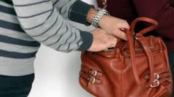 un detinut care beneficia de o zi libera ranit dupa ce a incercat sa impiedice un furt intr un tramvai