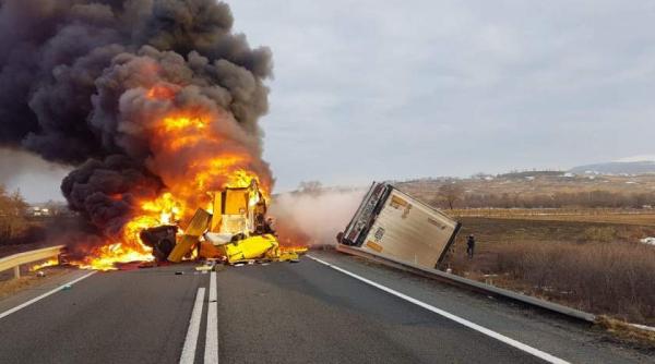 accident teribil in caras severin doi soferi de tir au murit dupa ce camioanele lor s au ciocnit si au luat foc