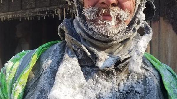 o fotografie cu fata unui pompier dupa ce s a luptat cu flacarile la 10 grade celsius a devenit virala