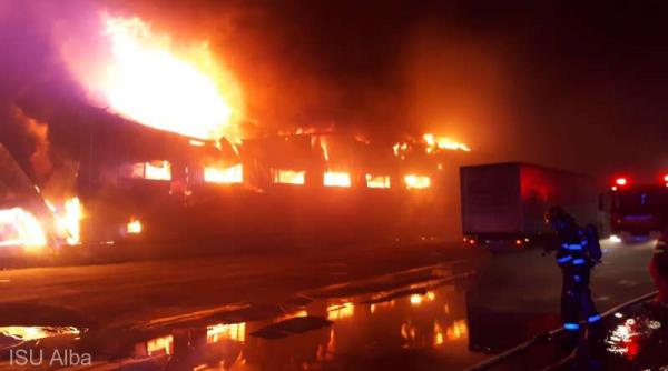 incendiu purternic la o hala de productie a condimentelor cu suprafata de circa 10 000 mp in alba iulia arderea se manifesta generalizat