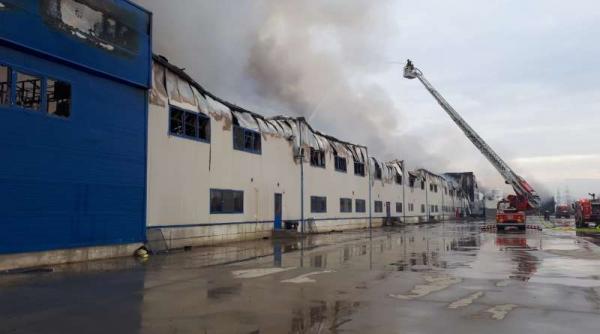 pompierii intervin si astazi pentru lichidarea incendiului de la alba iulia