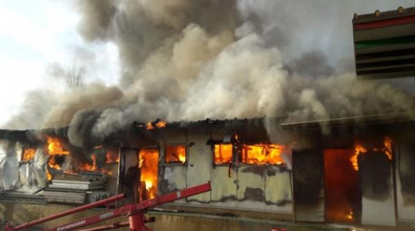 incendiu puternic la un depozit pe soseaua de centura