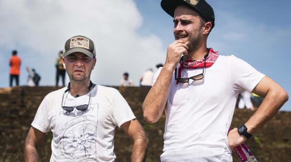 concurentii din asia express au dormit in case cu serpi in cort si impreuna cu niste capre