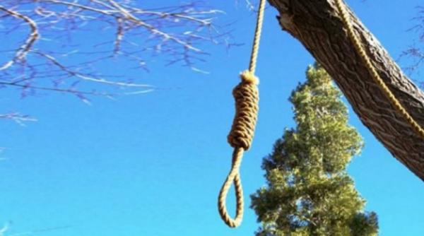 gest extrem in arges un barbat a fost gasit spanzurat in curte de un copac