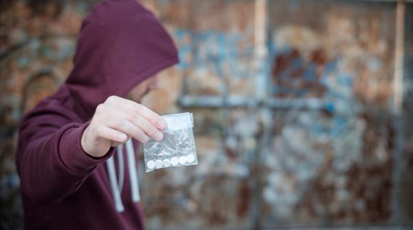 incadrarile directe fac ravagii in politie sef de post traficant de droguri