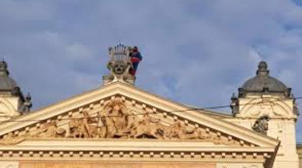 un fost detinut imbracat in superman ameninta ca se arunca de pe acoperisul teatrului national