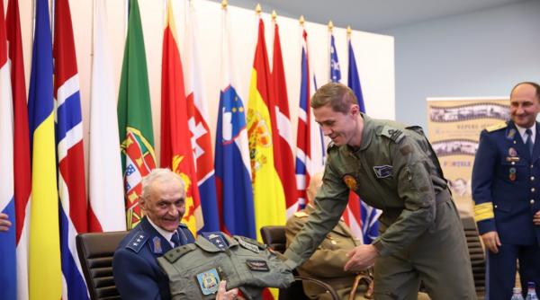 veteranul aviatiei romane ion dobran a implinit 100 de ani