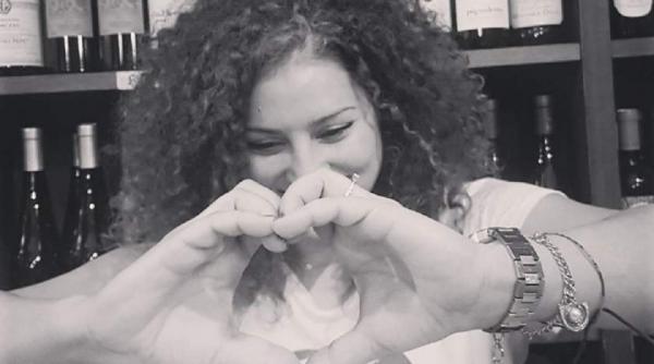 cristina traieste de 18 ani in italia si recent si a deschis un bar in brescia intr o zi trecatorii au vazut ceva neobisnuit in fata localului recunosc ca mi a fost frica sa nu fiu amendata pentru asta