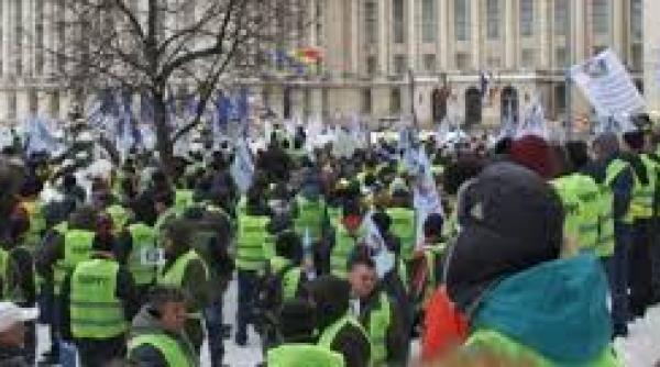 in jur de 200 de sindicalisti din politie si penitenciare protesteaza la parlament