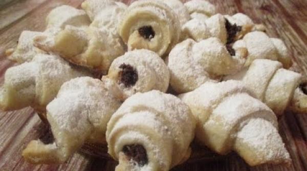 reteta zilei cornulete cu gem si nuca